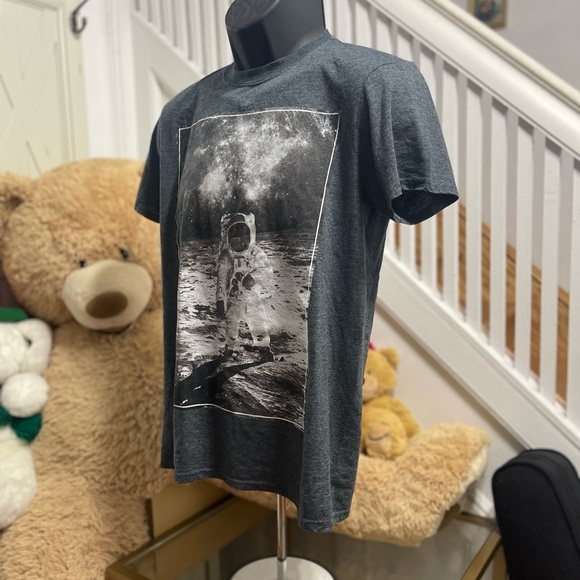 EUC Men’s Medium Rebels & Nomads T-shirt With Neil Armstrong Moon Landing Print - Picture 2 of 8